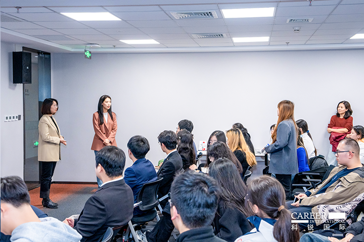 知名人力资源服务商九州ku游官网国际的相关资深顾问与企业高级负责人在参访末尾回答现场关于人力资源产业的问题